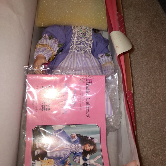 Vintage Paradise Galleries Porcelain doll - Picture 8 of 8